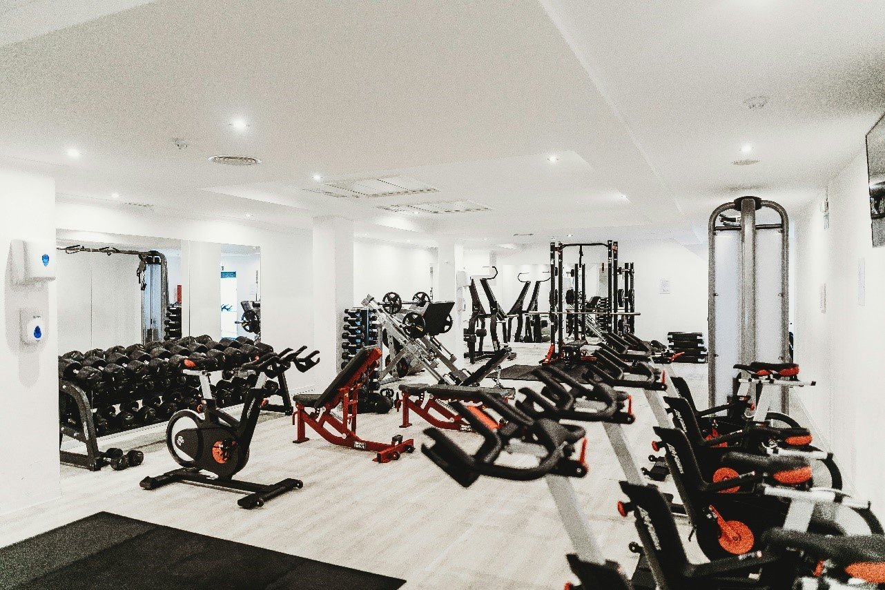 A large room with exercise equipment

Description automatically generated